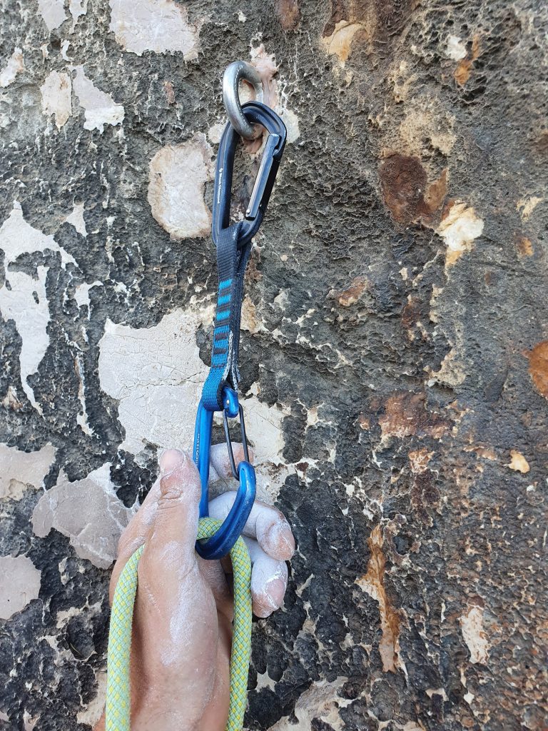 Maneggevolezza nel moschettonaggio