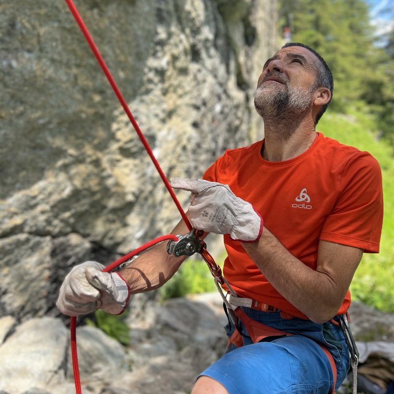 Assicurazione con guanti per arrampicata