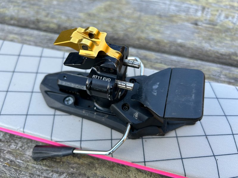 talloniera con incisione al laser