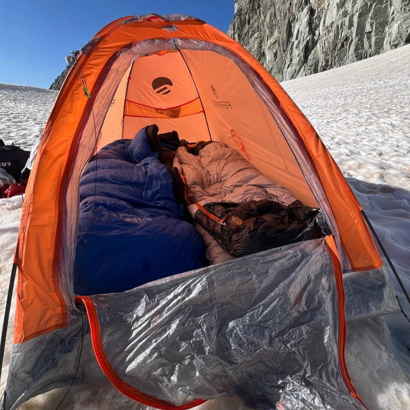interno tenda usata in due sulla neve