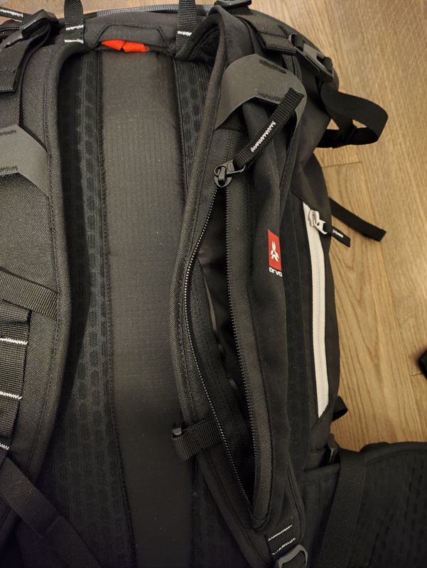 Tasca sullo spallaccio sinistro con zip YKK AquaGuard®