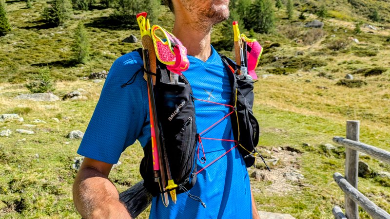 stöcke leki am rucksack