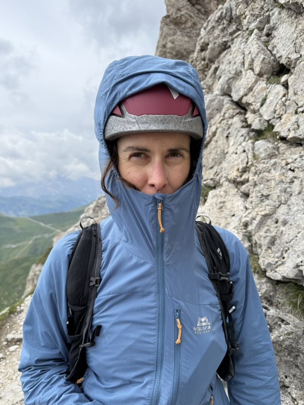 Das Tragen mit Helm