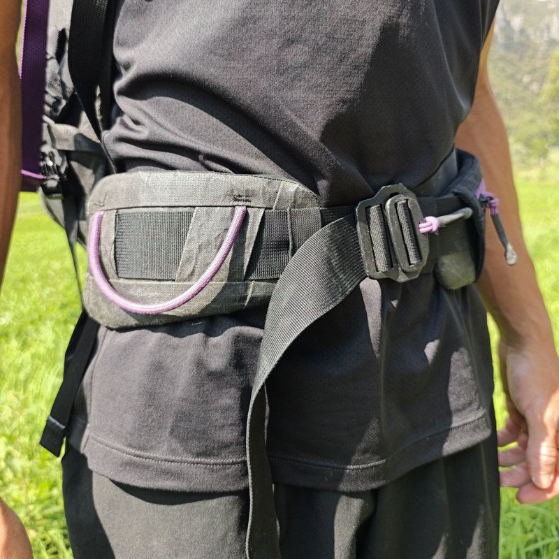 Cinta ventrale con porta-materiale