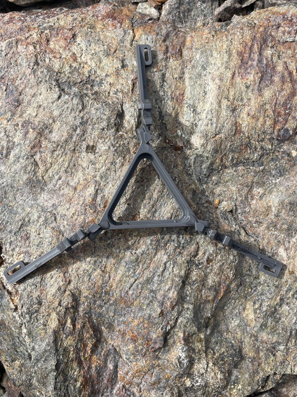 tre piedi aperto